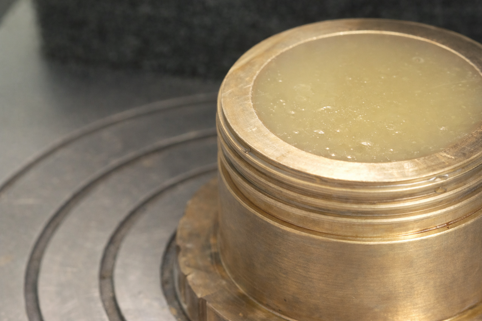 Xác định độ xuyên kim của mỡ được thực hiện như thế nào trong phòng thí nghiệm?