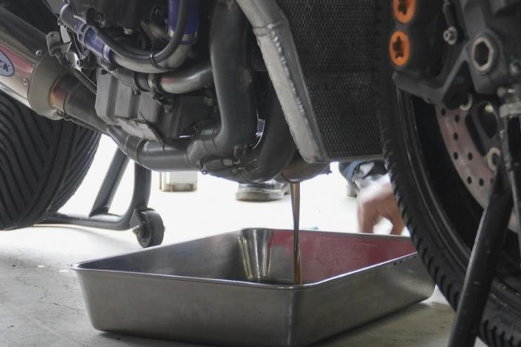 Thay nhớt xe tay ga: bao lâu 1 lần để máy bền và chạy êm?