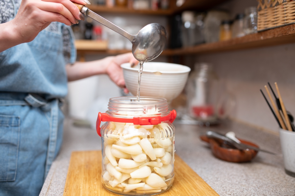 Làm kiệu, muối dưa hành