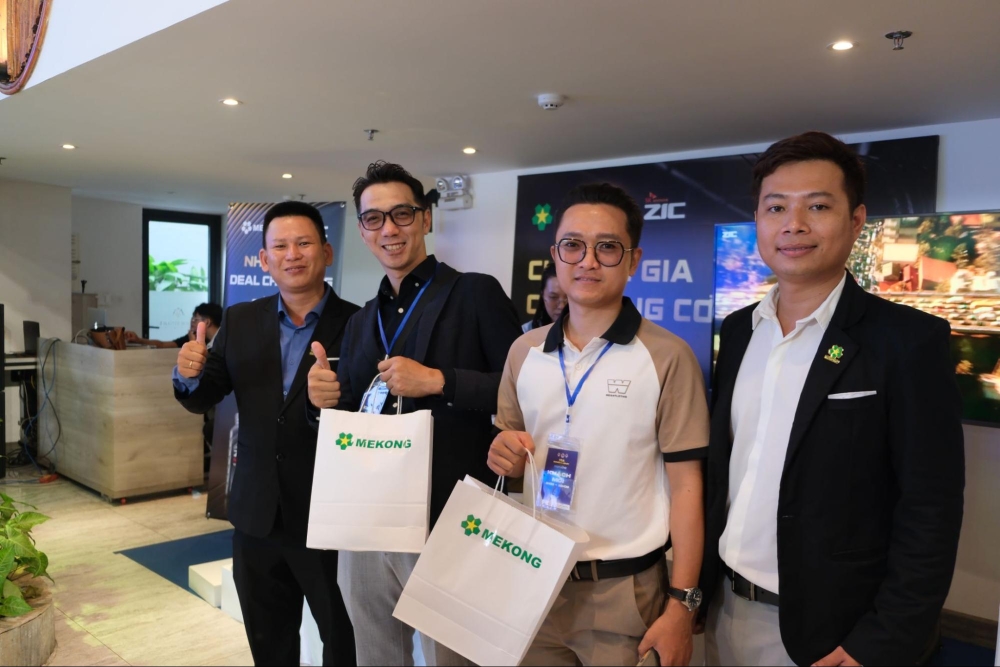 Khách hàng mua hàng tại gian hàng của Mekong