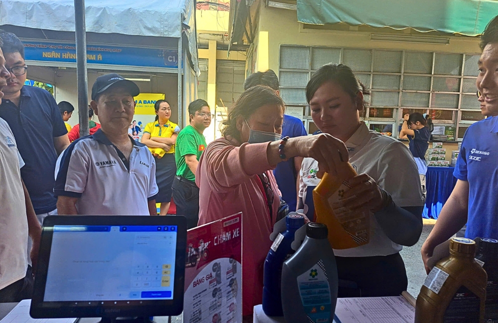 Mua nhớt nhận quà – Gói trọn lộc Xuân trong những niềm vui giản dị