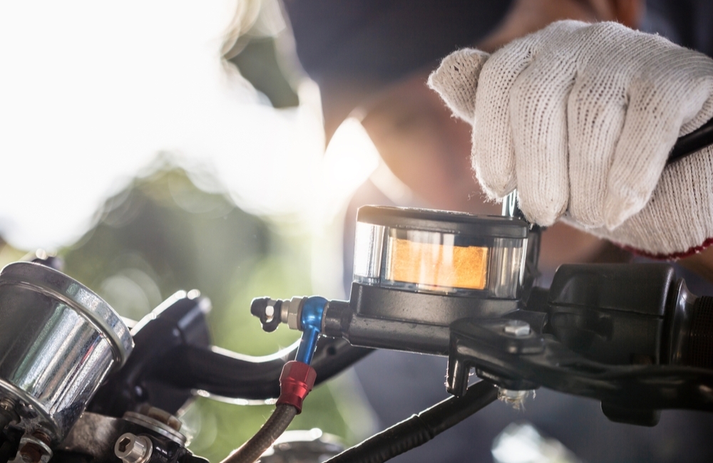 Cách thay dầu phanh xe máy đúng kỹ thuật