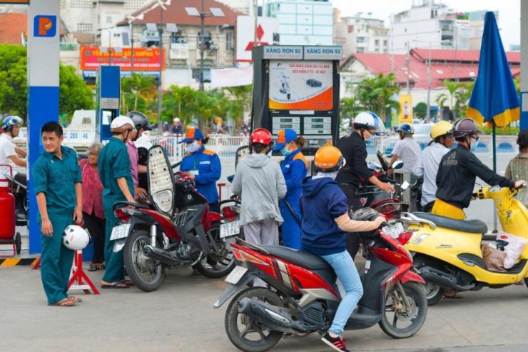 Giá xăng tăng: Mẹo chạy xe máy tiết kiệm xăng