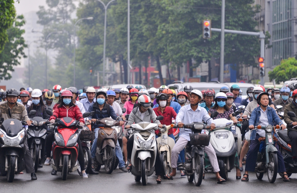 Cách dừng đèn đỏ xe máy số đúng cách
