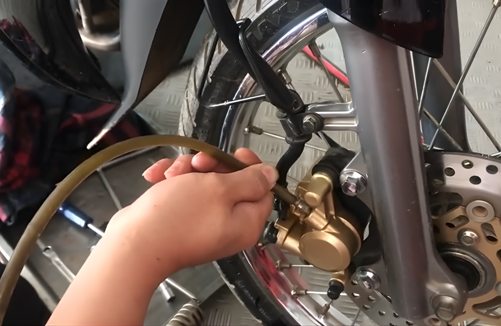 Bước 3: Bóp tay phanh và xả dầu cũ ra ngoài