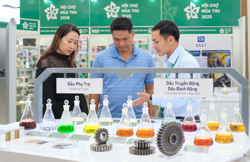 Khách tham quan tìm hiểu các sản phẩm dầu mỡ nhờn Mekong tại Hội chợ Mùa Thu 2025