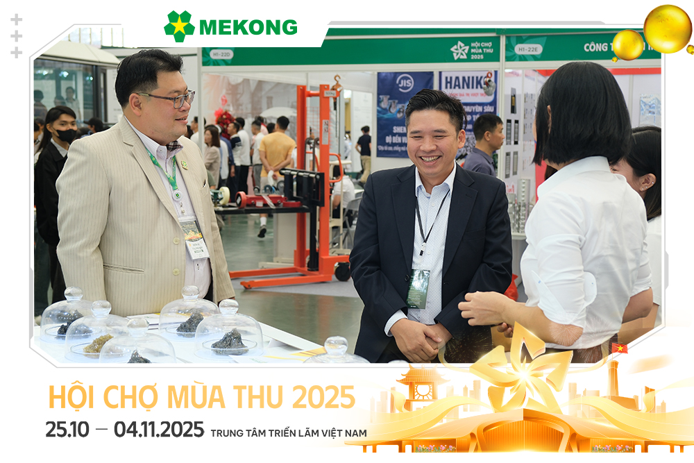 Doanh nghiệp trao đổi cùng đại diện Hoá Dầu Mekong tại gian hàng, tạo nên không khí cởi mở và kết nối tại Hội chợ Mùa Thu 2025