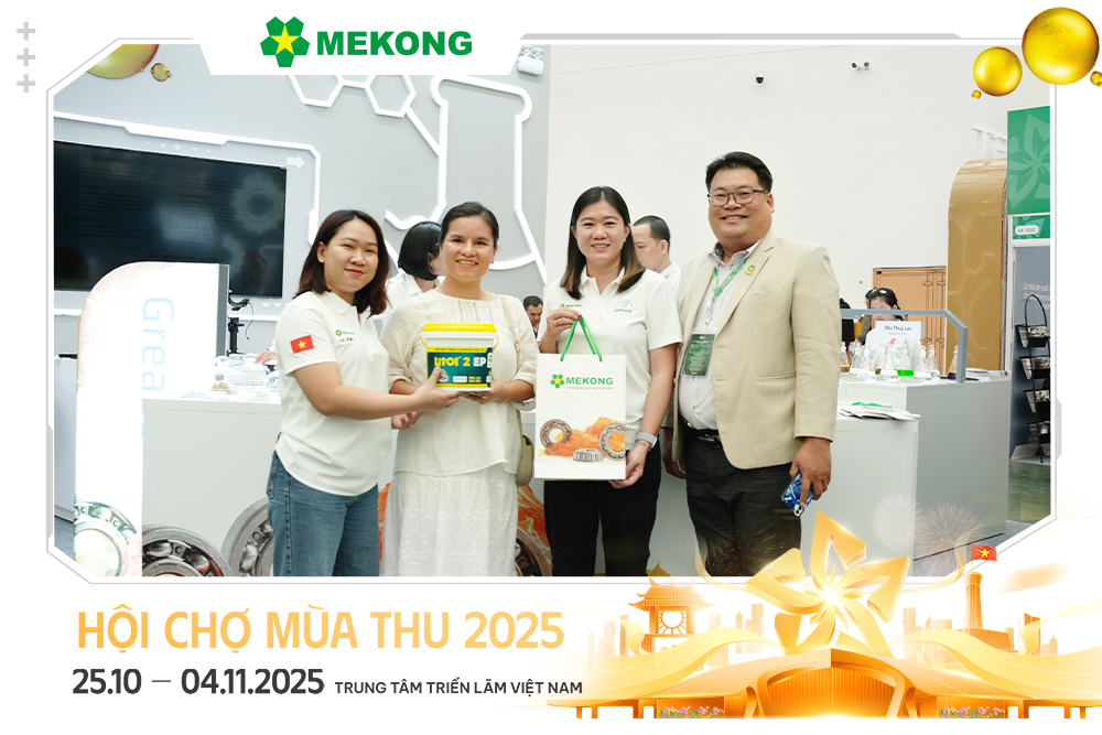 Doanh nghiệp trao đổi cùng đại diện Hoá Dầu Mekong tại gian hàng, tạo nên không khí cởi mở và kết nối tại Hội chợ Mùa Thu 2025